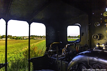 vue intérieure d'une locomotive à vapeur