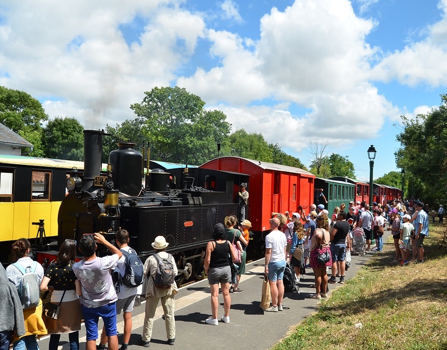 https://www.traindesmouettes.fr/wp-content/uploads/2023/01/©-Train-des-mouettes-Gare-Mornac-07.2022-BD.jpg